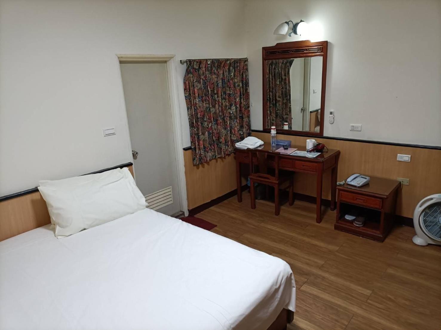 Hotel 丸松商旅 à Miaoli Extérieur photo