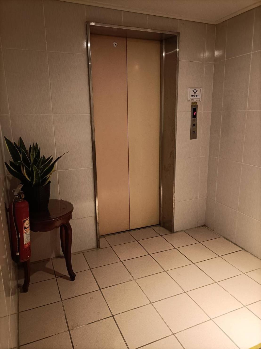 Hotel 丸松商旅 à Miaoli Extérieur photo