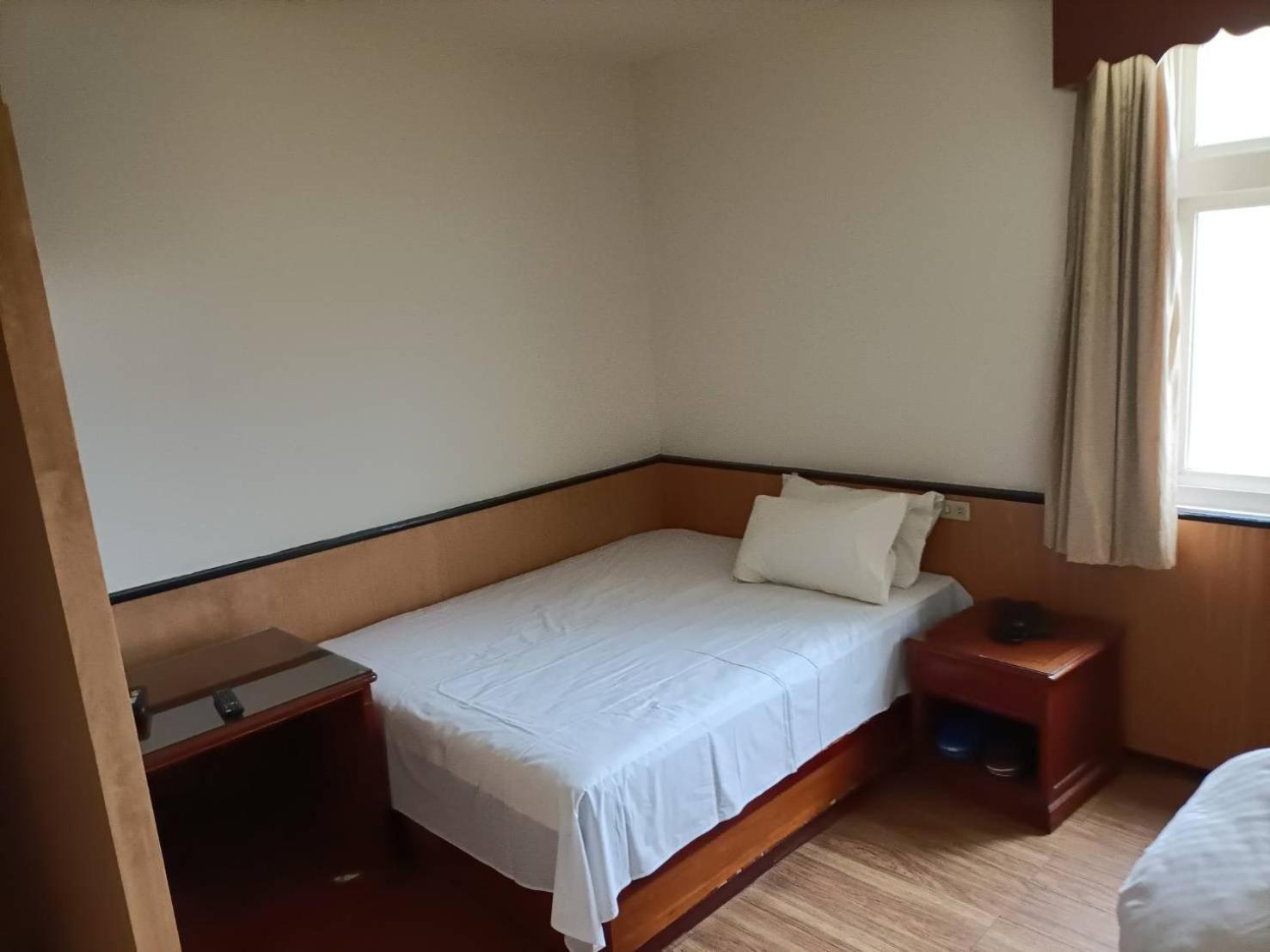 Hotel 丸松商旅 à Miaoli Extérieur photo